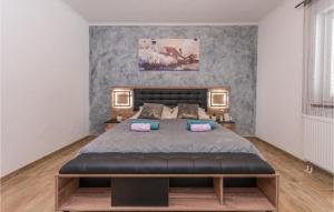 Łóżko lub łóżka w pokoju w obiekcie Cozy Home In Biograd Na Moru