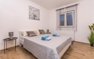 Łóżko lub łóżka w pokoju w obiekcie Cozy Home In Biograd Na Moru