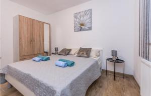 Łóżko lub łóżka w pokoju w obiekcie Cozy Home In Biograd Na Moru