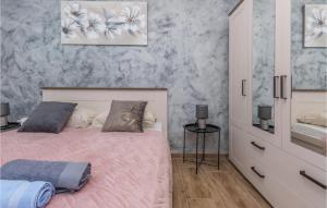 Łóżko lub łóżka w pokoju w obiekcie Cozy Home In Biograd Na Moru