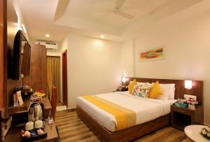 Habitación de hotel con cama y TV en PARK RESIDENCY KOOTHATTUKULAM, en Kuttāttukulam