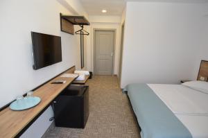 Habitación de hotel con cama y TV de pantalla plana. en ALYA Sea Escape Costinesti - parcare gratuita en Costinesti