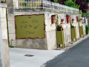 ロシュにあるAux trois tilleulsの通りの脇の看板付き壁