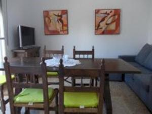 TV a/nebo společenská místnost v ubytování Piles - Apartment - Sleeps 7 - Parking - Seafront