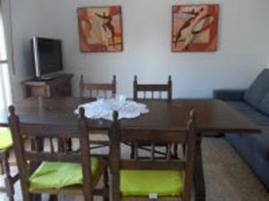 TV a/nebo společenská místnost v ubytování Piles - Apartment - Sleeps 7 - Parking - Seafront