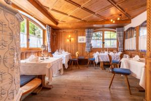 Restoran või mõni muu söögikoht majutusasutuses Hotel Rosskopf