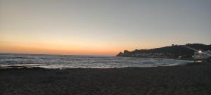 Blick auf den Strand bei Sonnenuntergang in der Unterkunft Casa Conchiglia in Lido Conchiglia