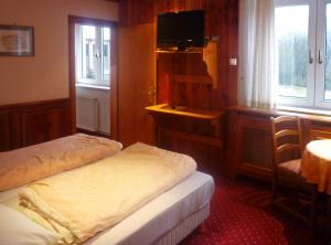 Postel nebo postele na pokoji v ubytování Logis Hôtel-Restaurant Auberge d'Imsthal