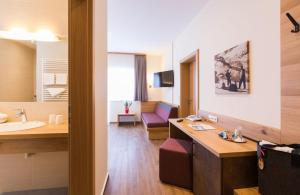 TV a/nebo společenská místnost v ubytování Panoramahotel Gürtl