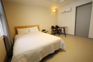Postel nebo postele na pokoji v ubytování Trevi Hotel