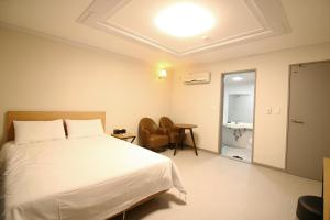 Postel nebo postele na pokoji v ubytování Trevi Hotel