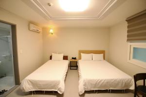 Postel nebo postele na pokoji v ubytování Trevi Hotel