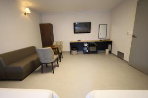 TV a/nebo společenská místnost v ubytování Trevi Hotel
