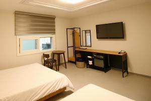 TV a/nebo společenská místnost v ubytování Trevi Hotel