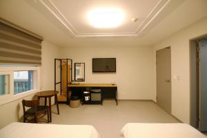 Postel nebo postele na pokoji v ubytování Trevi Hotel