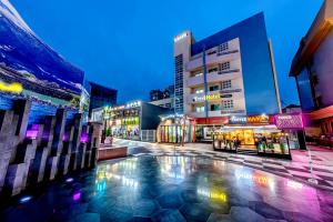 Bazén v ubytování Trevi Hotel nebo v jeho okolí