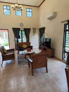 een grote woonkamer met meubels en een televisie bij A'Famosa Villa 884 in Kampong Alor Gajah