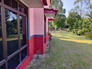 un edificio rojo y blanco con ventana en A'Famosa Villa 884, en Kampong Alor Gajah