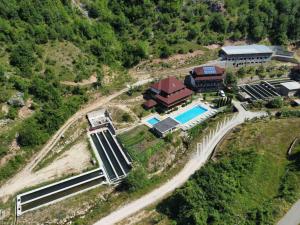 Bazén v ubytování Etno Selo VRELO & Camping nebo v jeho okolí