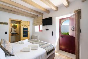 Televízia a/alebo spoločenská miestnosť v ubytovaní Charming Traditional Cretan Villa "Alisavaki"