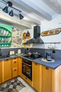 Kuchyňa alebo kuchynka v ubytovaní Charming Traditional Cretan Villa "Alisavaki"