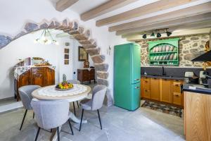 Kuchyňa alebo kuchynka v ubytovaní Charming Traditional Cretan Villa "Alisavaki"