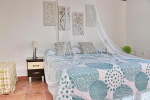 1 dormitorio con 1 cama con edredón azul y blanco en Apartamento Buen Pastor, en San Fernando