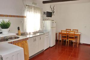 cocina con mesa y nevera blanca en Apartamento Buen Pastor, en San Fernando