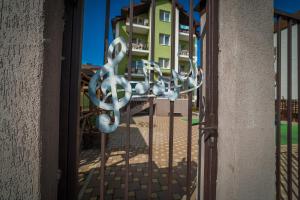 une porte avec un bouquet d'objets en métal argenté dans l'établissement Апарт-отель "МАЭСТРО", à Anapa