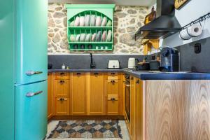 Kuchyňa alebo kuchynka v ubytovaní Charming Traditional Cretan Villa "Alisavaki"