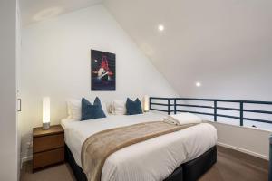 Ένα ή περισσότερα κρεβάτια σε δωμάτιο στο Lantern 1 Bedroom Ladder Loft with car space and Spectacular View
