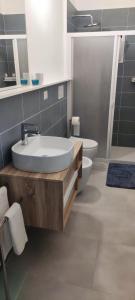 ein Badezimmer mit einem Waschbecken, einer Badewanne und einem WC in der Unterkunft Casa Conchiglia in Lido Conchiglia