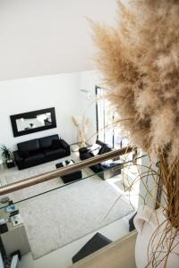 ein Wohnzimmer mit einem Sofa und einem TV in der Unterkunft Villa Secret Spot Luxury in Lourinhã
