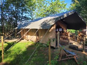 namiot z krzesłem i ogrodzeniem w obiekcie Tente Lodge Safari w mieście Saint-Martin-des-Besaces +33 zdjęcia