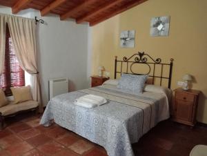 A bed or beds in a room at Casa Rural La Maquinilla Még 37 kép