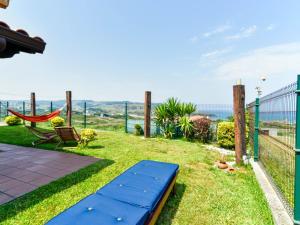 a backyard with a hammock and a view of the ocean at Encantadora casa con espectaculares vistas in Ajo