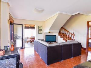 a living room with a couch and a tv at Encantadora casa con espectaculares vistas in Ajo