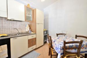 A cozinha ou kitchenette de Vistamare mais 12 fotografias