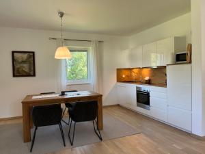 cocina con mesa y sillas en una habitación en Wohlfühlapartments Steiner, en Altmünster