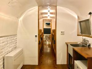 uma cozinha com um corredor que leva a um quarto em Lagoon Resort - Vacation STAY 96528v em Isumi