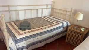 un letto con coperta e lampada su un tavolo di Monte da Bela Vista - Luxury Villa 10 mins from best beaches in Portugal a Pedreneiras