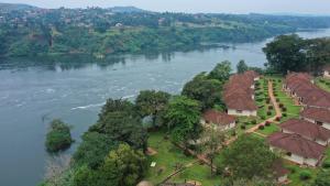 金賈的住宿－Jinja Nile Resort，享有河边房屋的空中景致