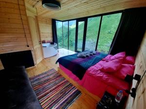 1 dormitorio con cama y ventana grande en Fifth Season, en Juta