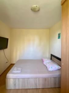 1 dormitorio pequeño con 1 cama y TV en Apartament Myria en Constanza