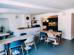 a dining room with a table and chairs at Première Pierre in Verdelais