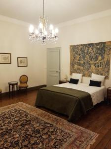 En eller flere senger på et rom på Château St Justin