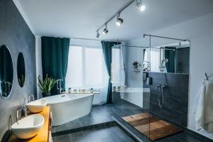 bagno con ampia vasca e doccia di Relaxing Flat Floresti a Floreşti