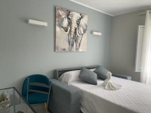 um quarto com uma cama e um quadro na parede em Grupo Las Catedrales - Casa Amadora em Barreiros