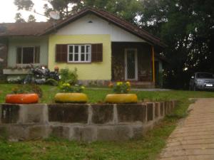 una casa amarilla con un patio con una casa en Pousada Heritage Colonial, en Nova Petrópolis