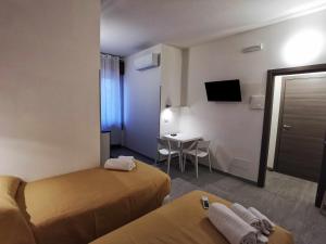 pokój hotelowy z 2 łóżkami i stołem w obiekcie Casa Belfiore Vicenza Medici 17 w mieście Vicenza